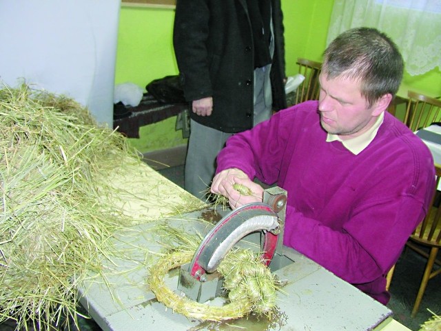 Instruktor Robert Kościuk zaprezentował uczestnikom warsztatów podstawy rzemiosła