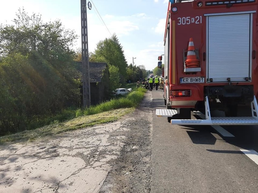 Czołowe zderzenie na krajówce w Czajowicach. Cztery osoby ranne