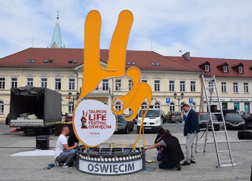Symbol pokojowego festiwalu już stoi na oświęcimskim rynku. Tauron Life Festival Oświęcim w czerwcu