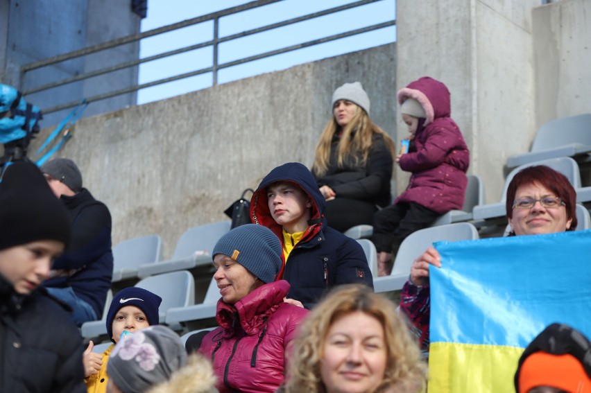 Znany piłkarz Kyryło Petrow i spora grupa uchodźców z Ukrainy na meczu Korony Kielce z Resovią na Suzuki Arenie. Zobacz zdjęcia