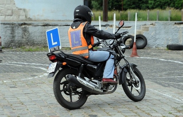 Jazda na motorze jest nieporównywalnie trudniejsza od prowadzenia samochodu. Dlatego tak ważne jest właściwe przygotowanie przyszłych motocyklistów.