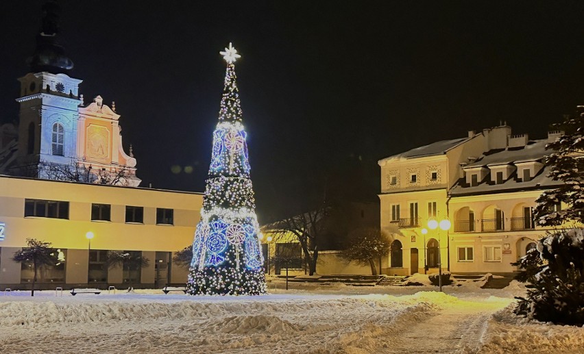 W Tarnobrzegu świeci się choinka na Rynku, na ulicach przybywa świątecznych iluminacji i dekoracji. Zobaczcie na zdjęciach, co już błyszczy