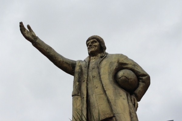 Złoty posąg Donalda Tuska pojawił się dziś w Szczecinie.