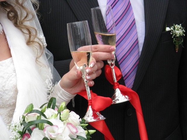 Przygotowanie wymarzonego ślubu i weselnej uroczystości wymaga modnych pomysłów na oprawę.