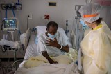 USA: Ściągają do pracy zakażonych Covid lekarzy i pielęgniarki, żeby nie zamykać szpitali