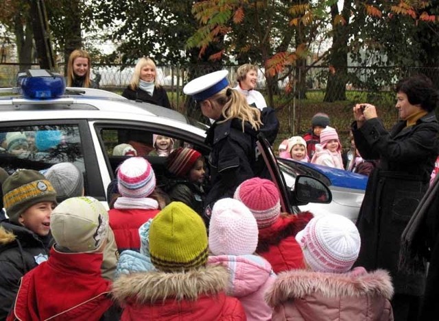 Maluchy z Przedszkola Samorządowego Nr 2 dowiedziały się tym razem jak należy bezpiecznie przechodzić przez ulicę, jak zachowywać się przy drodze oraz do czego służą odblaski.