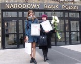 Agata Gromniak  ze Staszowa z wyróżnieniem za "pomocną" dłoń dla ministra