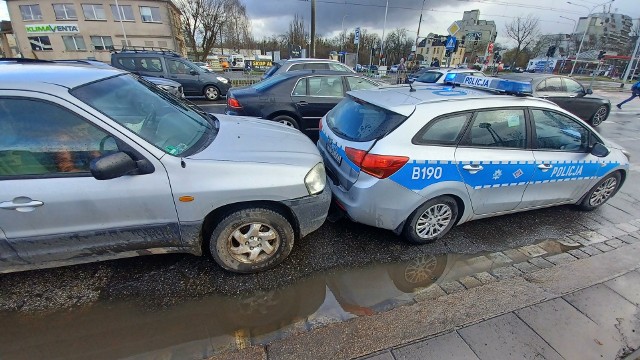 Co za pech! Ukraiński kierowca wjechał w tył policyjnego radiowozu.