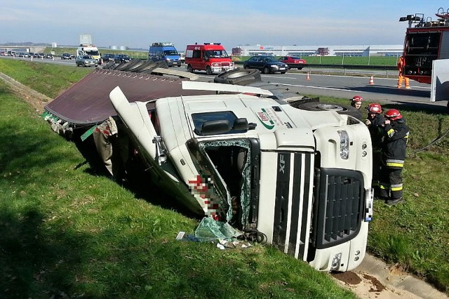 Do wypadku doszło na wysokości węzła autostradowego w Olszowe pod Strzelcami Opolskimi.
