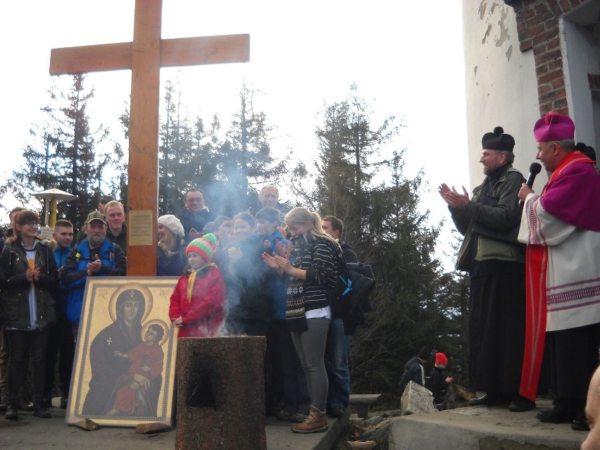 Krzyż Światowych Dni Młodzieży na Kopie Biskupiej [zdjęcia]