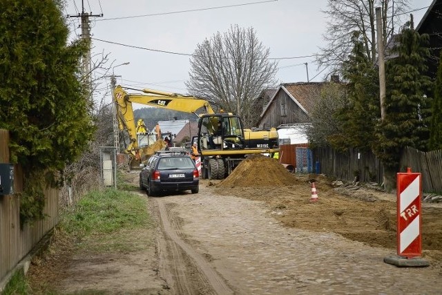 Wykonawca, który modernizuje drogę w Jurowcach, zniszczył ją jeszcze bardziej &#8211; skarżą się mieszkańcy. Narzekają, że nie mogą wjechać na swoje posesje. Według inwestora, muszą się liczyć z utrudnieniami.