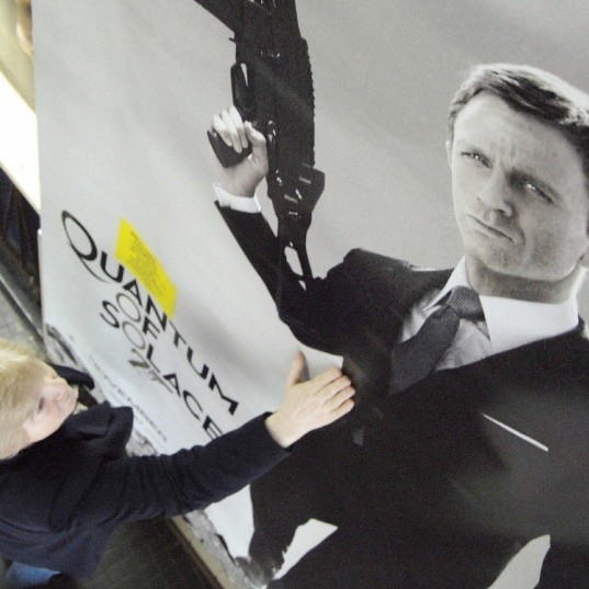 Plakat z agentem 007 w kinie Milenium.
