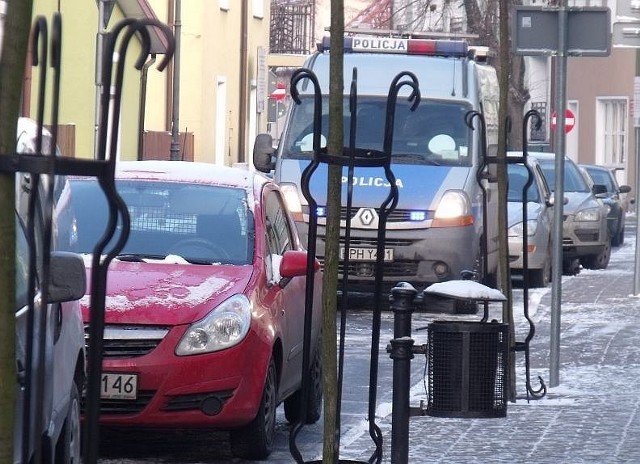 Pieszy wszedł w tył samochodu na ulicy Gomulickiego w Ostrołęce