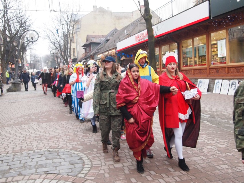 Zakopane. Maturzyści zatańczyli poloneza na Krupówkach [ZDJĘCIA,WIDEO]