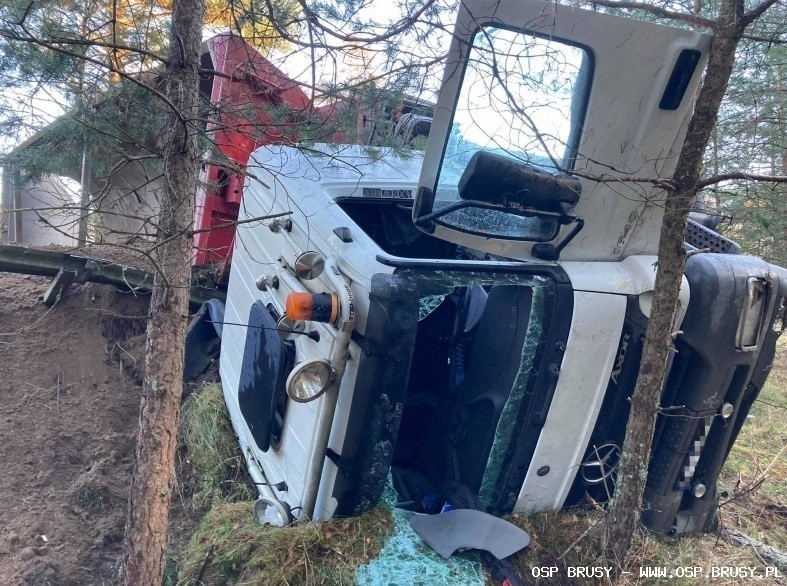 Auto z naczepą pełną piasku przewróciło się na bok....