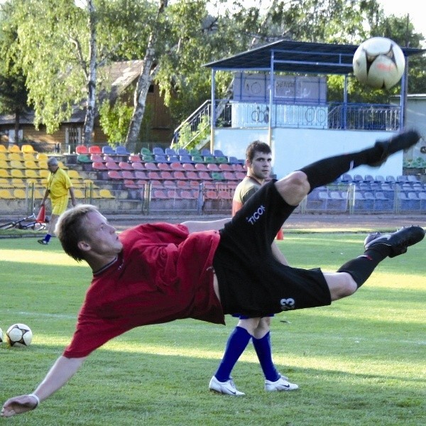 Marcin Szmurło podczas ostatniego sparingu wypracował sobie kilka dogodnych sytuacji strzeleckich, z których wykorzystał trzy. Na treningach potwierdza wysoką formę. Dzięki temu może stać się jednym z liderów zespołu.