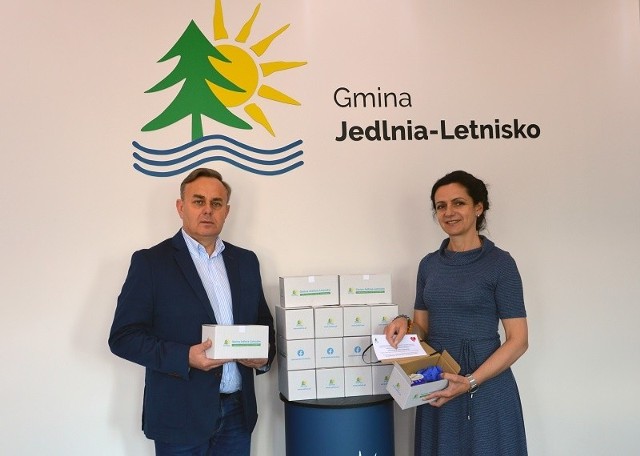 Gmina Jedlnia-Letnisko przekazała 1300 pakietów ochronnych dla seniorów. Na zdjęciu pomysłodawcy akcji: Piotr Leśnowolski, wójt gminy (z lewej) oraz Sylwia Moskwa, przewodnicząca Rady Gminy (z prawej).
