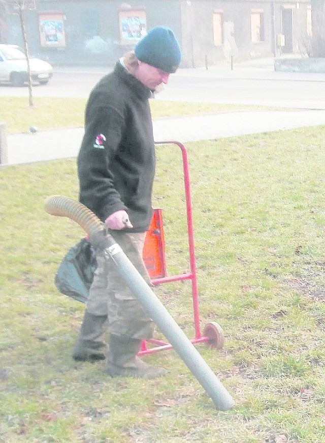 Na zdjęciu pracownik MZZiGK z odkurzaczem