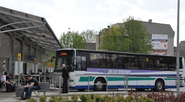 Powiatowy PKS_Kluczbork od kilku lat wychodzi poza powiat: podpisuje umowy z okolicznymi gminami na dowóz dzieci, przy okazji wożąc także na tych trasach dorosłych pasażerów.