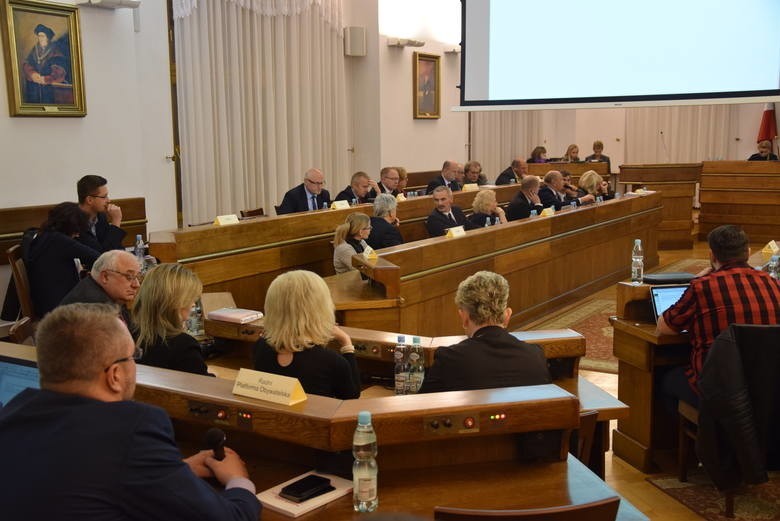 Komisja antyalkoholowa: Radni licytują się na obniżkę diet za udział w posiedzeniach