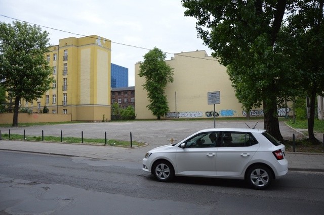 Parking przy ul. Nawrot opustoszał.