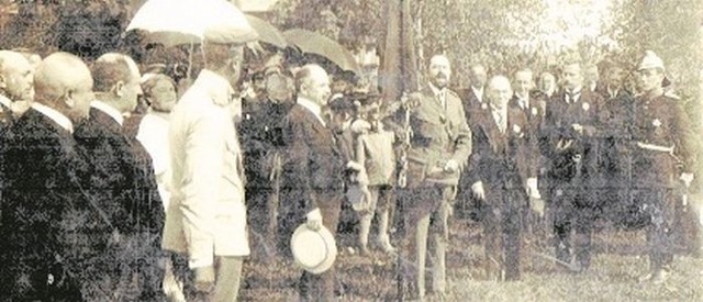 Rok 1919. Bolesław Szymański, wówczas jeszcze wicestarosta (prezydentem został w październiku 1919 r.) na uroczystości wręczenia sztandaru Supraskiej Ochotniczej Straży Ogniowej (SOSO). Trzeci od prawej stoi Abram Cytron, właściciel największej w Supraślu fabryki włókienniczej.