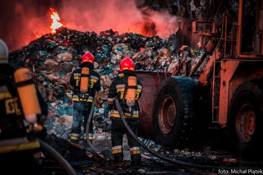 Jastrzębie-Zdrój: pożar śmieci w sortowni przy ulicy Norwida