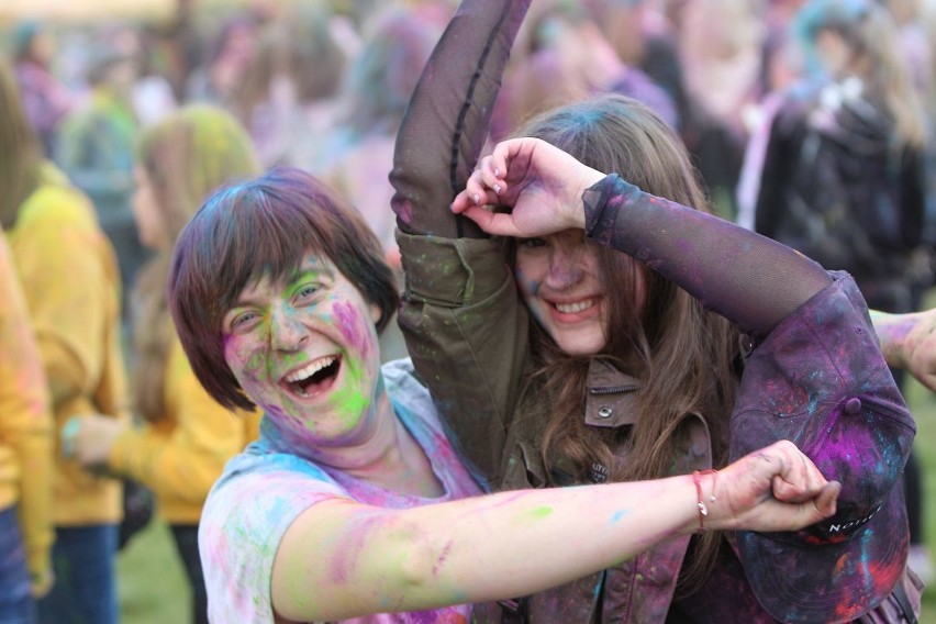 Holi Festival, czyli Święto Kolorów to impreza uwielbiana...