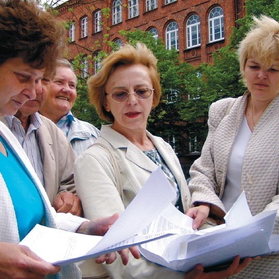 Grupę inicjującą protest tworzą (od lewej): Jadwiga Szarek, Michał Bedzyk, Zofia Kaczmarska, Janina Nowak i Anna Malinowska.