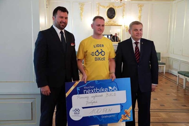 Adrian Bander (w środku) może pochwalić się koszulką lidera oraz symboliczną nagrodą. Z lewej Tomasz Wojtkiewicz, prezes Nextbike i prezydent Tadeusz Truskolaski.