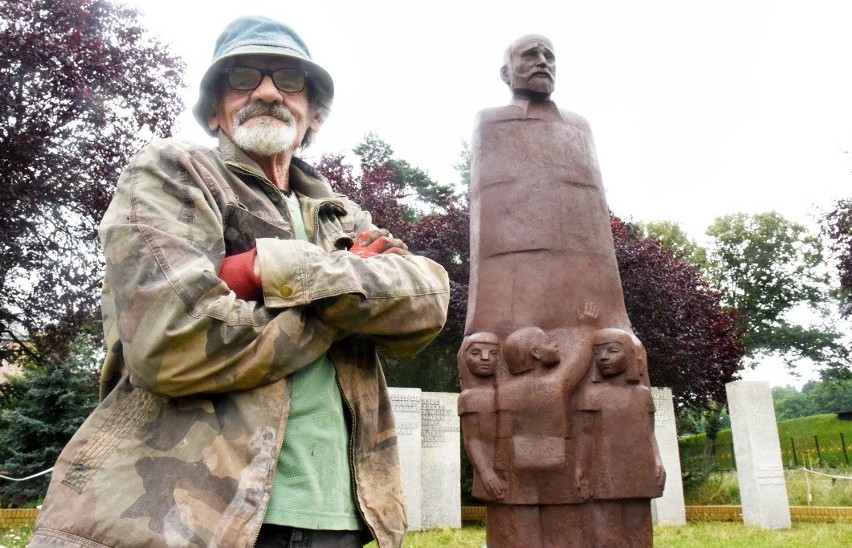 Tadeusz Dobosz pięknie odnowił pomnik Janusza Korczaka....