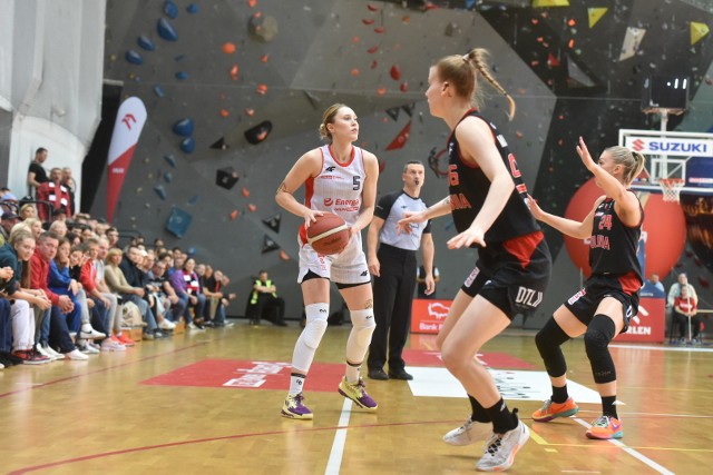 Koszykarki Energi KGS Toruń i Polonii Warszawa stworzyły emocjonujące widowisko na inaugurację Orlen Basket Ligi Kobiet. Kibice zgromadzeni w bocznej hali Areny Toruń mogli być zadowoleni z poziomu gry