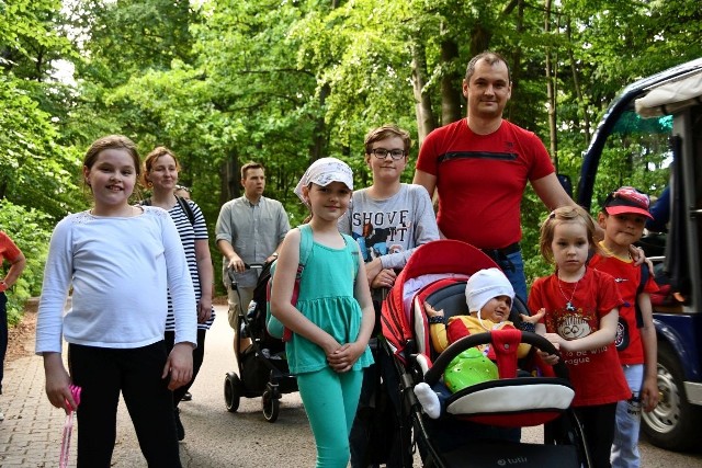 Piękna, słoneczna sobota zachęciła tłumy osób do aktywnego wypoczynku. Mnóstwo osób wybrało się na wycieczkę do Świętokrzyskiego Parku Narodowego. Oblężenie przeżywało sanktuarium na Świętym Krzyżu.Na szczególną uwagę zasługuje skansen. Tłumy osób spacerowały również na Rynku w Nowej Słupi. Wielu turystów rozkoszowało się kultowymi lodami z lodziarni Tradycja, które idealnie pasowały do sobotniej pogody. >>> ZOBACZ WIĘCEJ NA KOLEJNYCH ZDJĘCIACH 