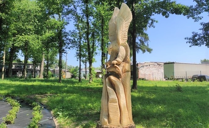 W parku Pokoju w Oświęcimiu powstała plenerowa galeria rzeźb...