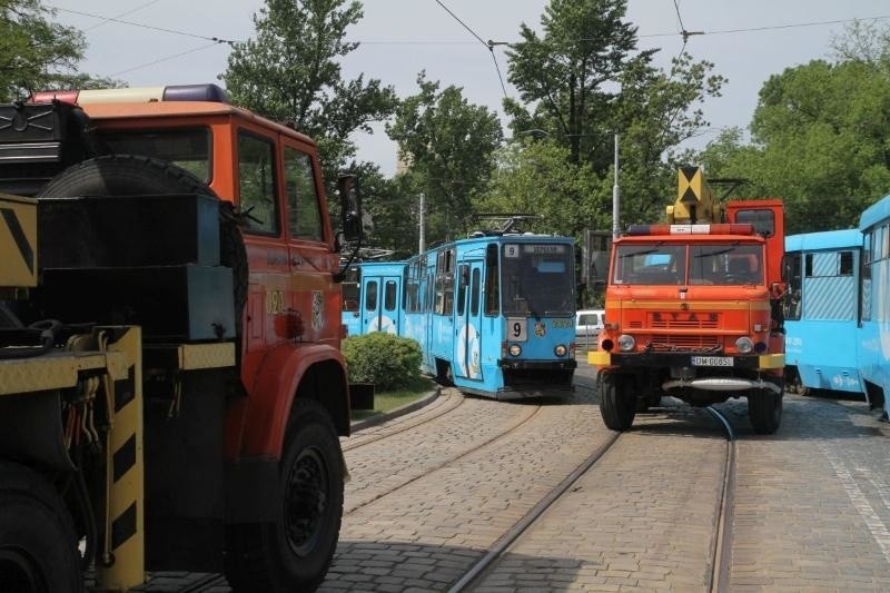 Wrocław: Wykolejenie tramwaju linii 9 na przystanku Peronowa (OBJAZDY, ZDJĘCIA)