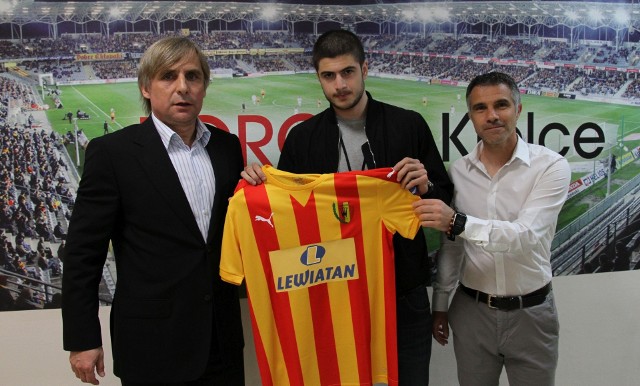 Vato Arveladze podpisał kontrakt z Koroną. Na zdjęciem z prezesem Krzysztofem Zającem i trenerem Gino Lettierim.