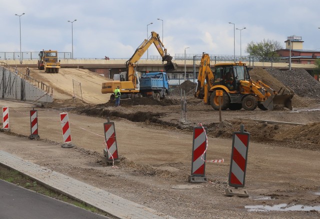 Trwa budowa między innymi zjazdu i wjazdu z nowej trasy N-S na wiadukt w ciągu ulicy Słowackiego.