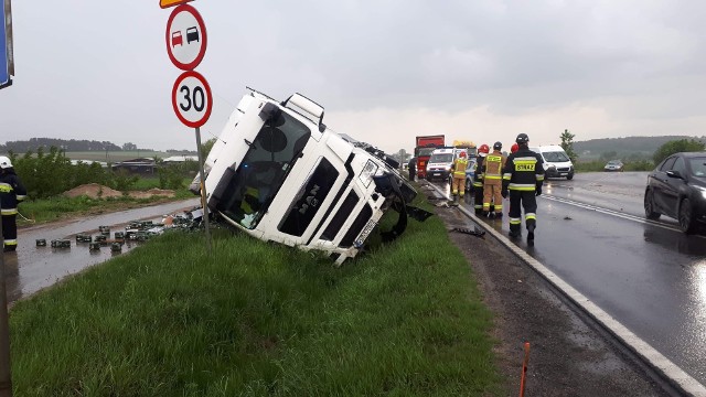 - Krótko przed godz. 18 do dyżurnego policji w Nakle trafiło zgłoszenie od policjantów drogówki, którzy patrolując Drogę Krajową nr 5 natknęli się na wypadek - słyszymy od oficera prasowego nakielskiej komendy. - Do zdarzenia doszło w Kołaczkowie.Z ustaleń funkcjonariuszy wynika, że kierujący volkswagenem passatem wymusił pierwszeństwo na kierowcy MAN-a. Ciężarówka wjechała do rowu i się przewróciła.Kierowca passata prawdopodobnie był nietrzeźwy, z niewielkimi obrażeniami trafił do szpitala. Nikt inny nie ucierpiał w wypadku.Uwaga kierowcy! Na tym odcinku DK 5 ruch jest prowadzony wahadłowo. Nie wiadomo, jak długo będą trwały utrudnienia.Wypadki drogowe. Jak udzielić pierwszej pomocy?