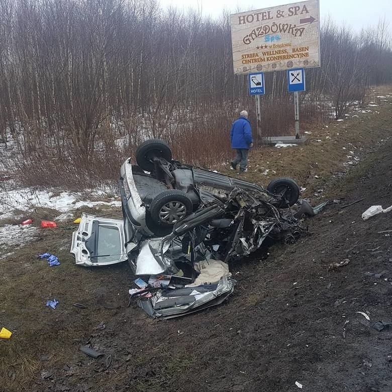 Groźny wypadek w Osielsku. Dwa auta zderzyły się czołowo [ZDJĘCIA]