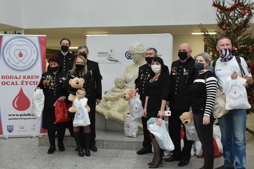 Górnicy z Bełchatowa odwiedzili Instytut Centrum Zdrowia Matki Polki w Łodzi. Ich orkiestra zagrała kolędy, przywieźli prezenty, oddali krew