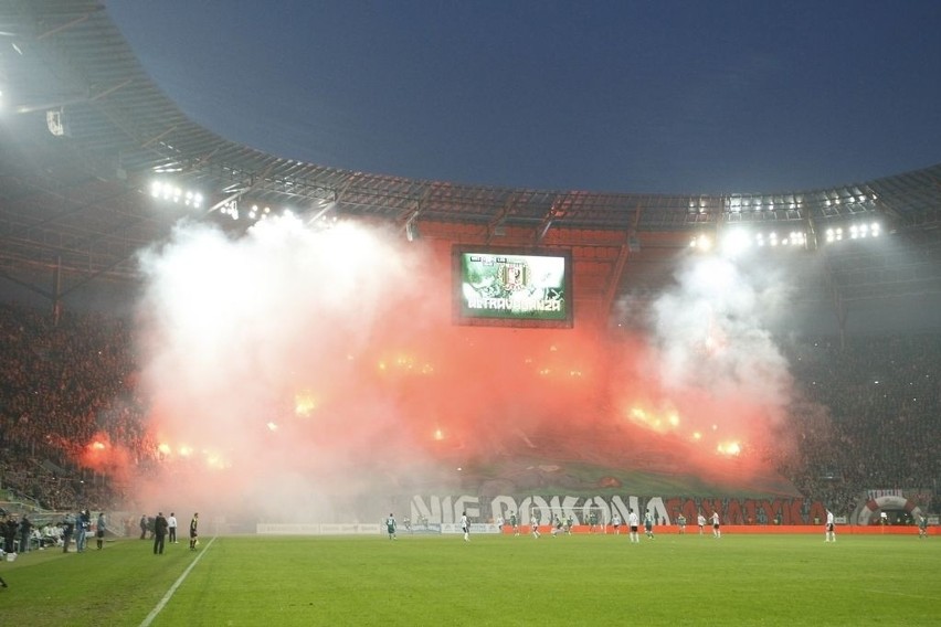 Oprawa kibiców na meczu Śląsk - Legia. Race na stadionie wkrótce legalne? (ZDJĘCIA, FILMY)