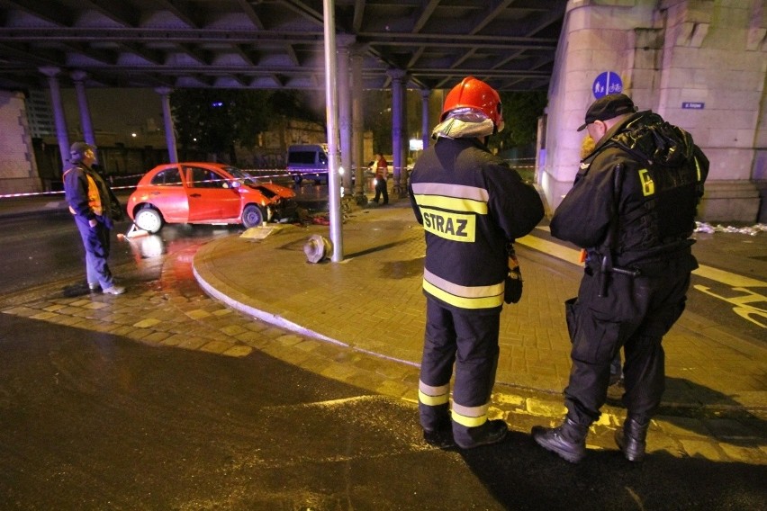 Kierowca czerwonego nissana uszkodził filar wiaduktu...