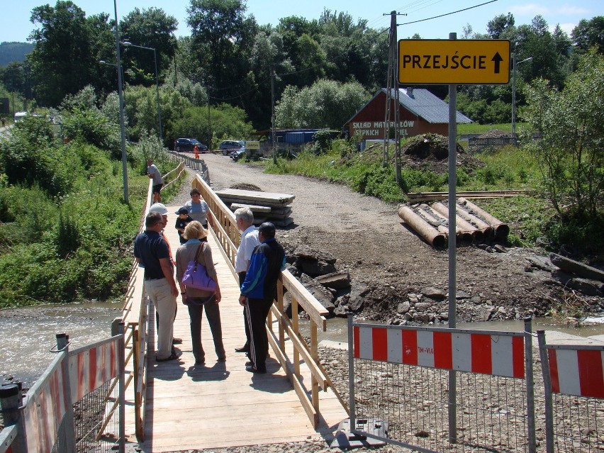 Ludzie walczą o tymczasowy most we Florynce [ZDJĘCIA]