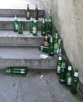 Piją pod pomnikiem Armii Poznań i zostawiają butelki