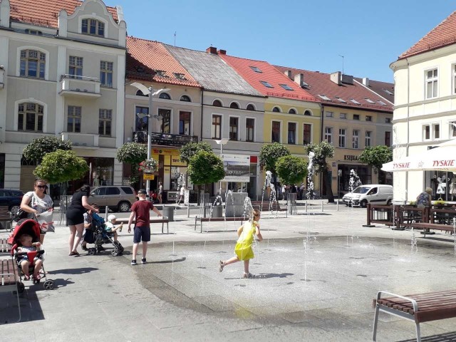 Na latarni w tle - widać tablicę z napisem "zakaz kąpieli"