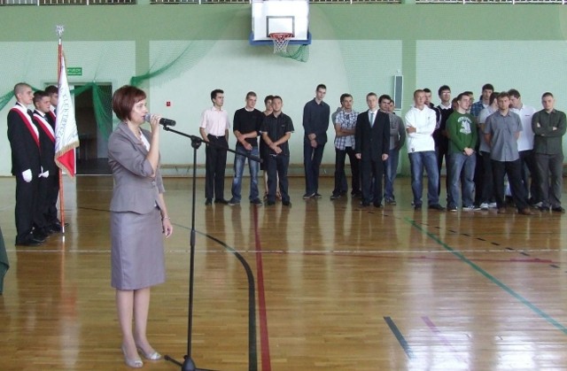 Dyrektor szkoły Grażyna Habigier-Pipska przemawia do młodzieży.