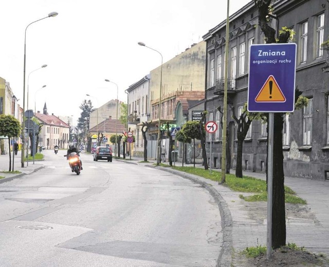 Przez tydzień o zakazie skrętu w lewo z ul. Długosza w Młyńską informował jeden znak. Teraz MZD postawił tablicę ostrzegającą