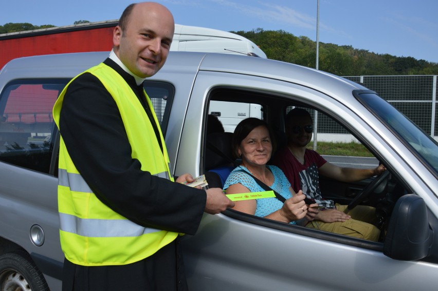 Wielka Wieś. Nietypowy patrol drogówki. Policjantom towarzyszył ksiądz [ZDJĘCIA]