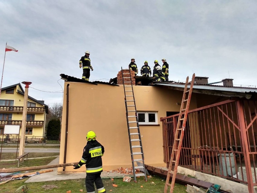 Skutki silnego wiatru, jaki nęka od rana powiat przemyski,...