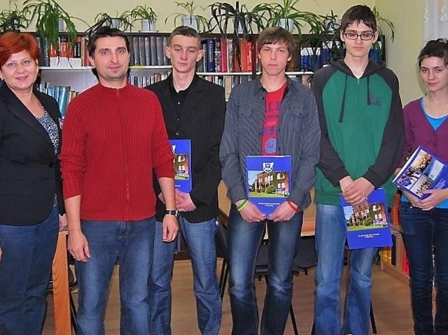 Na zdjęciu od lewej: Alicja Wiśniewska, wicedyrektor ZSZ Jacek Nozderka, nauczyciel oraz Agnieszka Walczak, Dawid Rybiński, Piotr Durszlewicz i Jakub Malanowski - uczniowie, którzy zakwalifikowali się do IIetapu olimpiady